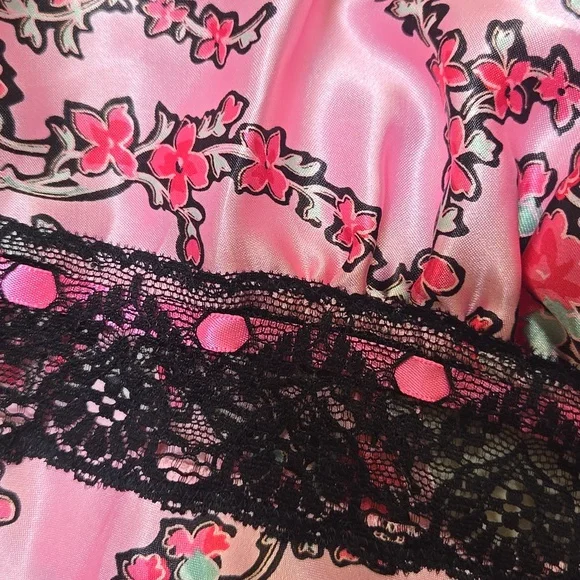 NWT Betsey Johnson Intimates Unique & Elegant Pink Floral/Black Lace Nightie - Picture 4 of 11